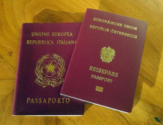 Un'immagine che mostra un passaporto italiano e uno austriaco.