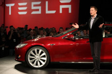 Elon Musk presenta la sua Tesla.
