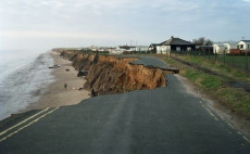 Una strada dissestata dall'erosione costiera