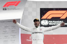 Lewis Hamilton celebra il trionfo sul podio di Hockenheim.