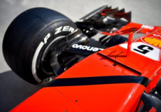 Il muretto della Ferrari listato a lutto