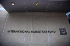 Logo e nome dell'International Monetary Fund (IMF) sull'entrata del quartier generale dell'istituzione..