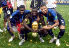 Tre giocatori "neri" della nazionale francese con la coppa del mondo vinta a Russia 2018.