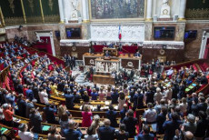 Il Primo Ministro Edouard Philippe espone le sue ragioni a difesa di Macron durante il dibattito in Parlamento.