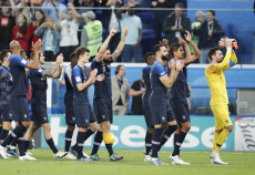 I giocatori della Francia festeggiano dopo aver battuto il Belgio.