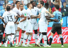 Giocatori francesi e uruguaiani che contestano una decisione dell'arbitro