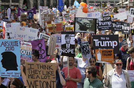Manifestazione di protesta contro Trump a Londra: cartelloni con scritte anti-Trump