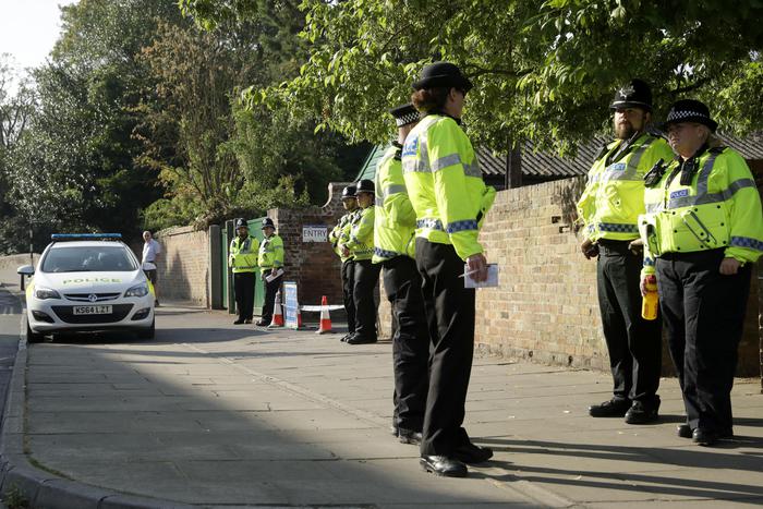 Agenti della polizia inglese custodiscono l'entrata al parco Queen Elizabeth Gardens a Salisbury.