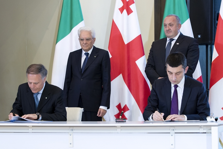 Il Presidente della Repubblica Sergio Mattarella e il Presidente della Repubblica di Georgia Giorgi Margvelashvili assistono alla firma di intese bilaterali