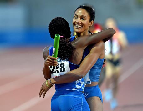 Libania Grenot (D) abbraccia Ayomide Folorunso (S) al termine della staffetta 4x400 ai Giochi del mediterraneo