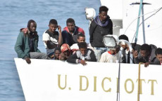 L'arrivo nel porto di Catania della nave Diciotti della Guardia Costiera. Un gruppo di migranti a poppa della nave.