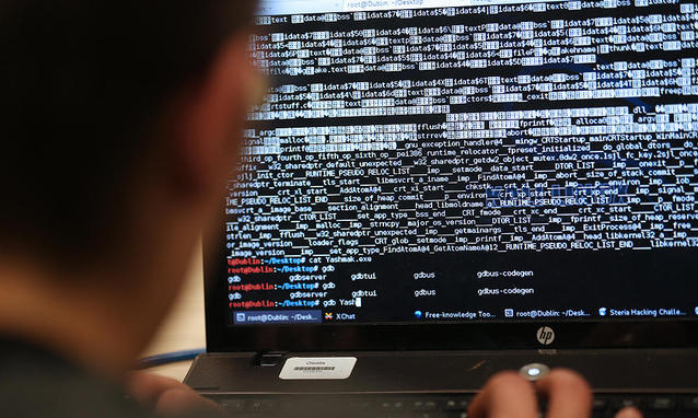 Un hacker in azione di fronte al computer.