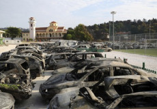 File di auto incendiate, recuperate in Attica (Grecia).