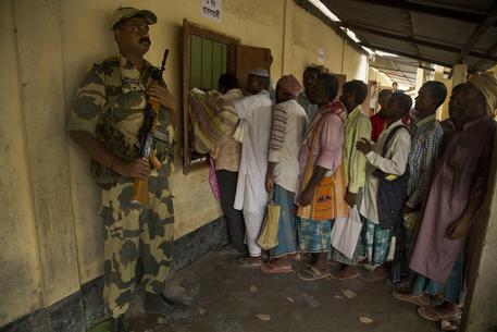 Musulmani in fila per accertare il loro status di cittadini in India.