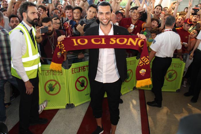 Javier Pastore al suo arrivo a Roma mostra la sciarpa dei tifosi giallorossi con la scritta "Io ci sono"
