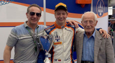 Nella foto Giovanni Cecotto (D) accompagnato dal figlio Johnny (S) ed il nipote Johnny Amadeus
