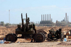 Militari libici di guardia all'impianto petrolifero di Ras Lanuf