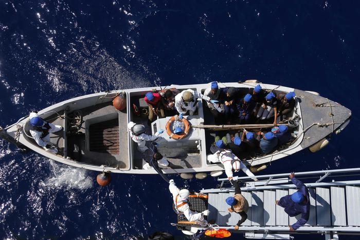 Migranti in una scialuppa vista dall'alto, durante operazione di trasbordo su nave "Grecale"
