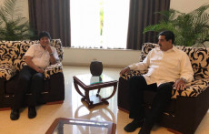 Evo Morales e Nicolás Maduro seduti in poltrona.