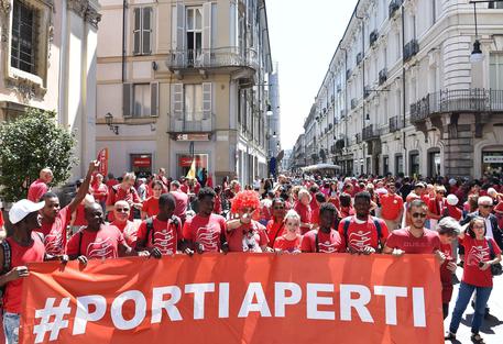 Migranti: manifestazione con magliette rosse a Torino