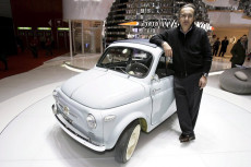 Sergio Marchionne appoggiato a una Fiat 500 prima generazione, durante il 77esima esposizione di Ginevra. nel 2007.