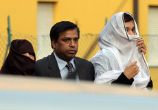 Nella foto una ragazza pakistana con il volto semicoperto accompagnata da una parente e dal console pakistano a Milano.