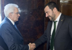 Mattarella e Salvini si stringono la mano.