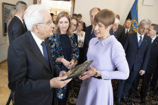 Il Presidente Sergio Mattarella riceve una targa ricordo dalla Presidente della Repubblica di Estonia, Kersti Kaljulaid.