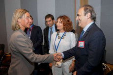 Il sottosegretario agli Esteri Sen. Ricardo Merlo stringe la mano a Federica Mogherini, l’Alto rappresentante dell’Unione europea per gli affari esteri e la politica di sicurezza