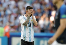 Lionel Messi sfiduciato con le mani in faccia dopo l'ennesima brutta figura della nazionale argentina.