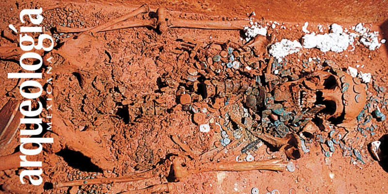 I resti di Tz’ak-b’u Ajaw, la Regina Rossa, come furono trovati, tra la sabbia rossa.