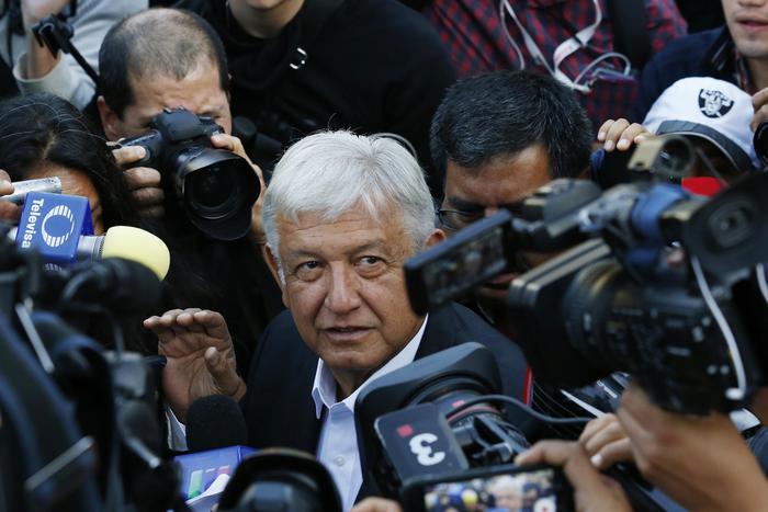 Andres Manuel Lopez Obrador attorniato dai microfoni dei giornalisti