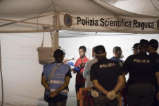 Migranti sbarcano a Linosa sotto il controllo della Polizia scientifica di Ragusa.