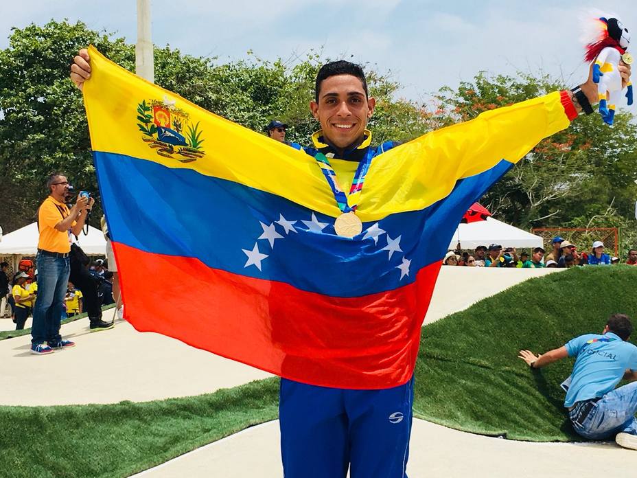 L'italo-venezuelano Milano esulta con la medaglia d'oro appesa al collo