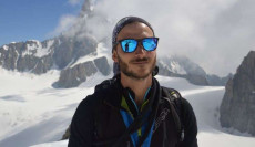 Un primo piano di Maurizio Giordano, sullo sfondo la montagna ghiacciata.
