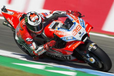 Una ripresa dallato di Jorge Lorenzo su Ducati durante la sessione di prove al Grand Prix di Assen.