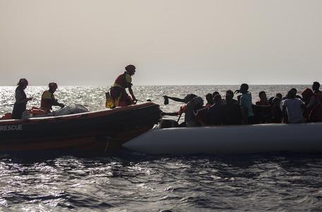 Migranti vengono recuperati da un gommone alla deriva.