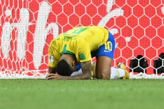 Neymar a terra colpito duro in una partita della nazionale brasiliana.