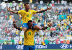 Il brasiliano Neymar in sella al compagno di squadra dopo aver segnato l'1-0 contro il Messico
