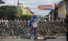 Nicaragua: la resistenza a Masaya: un muro di mattoni per difendersi dai paramilitari.