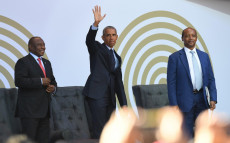 Obama saluta, con il presidente sudafricano Cyril Ramaphosa