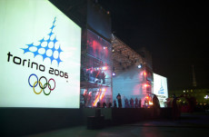 La presentazione di Torino 2026 come candidata alle Olimpiadi: sullo schermo gigante il logo.