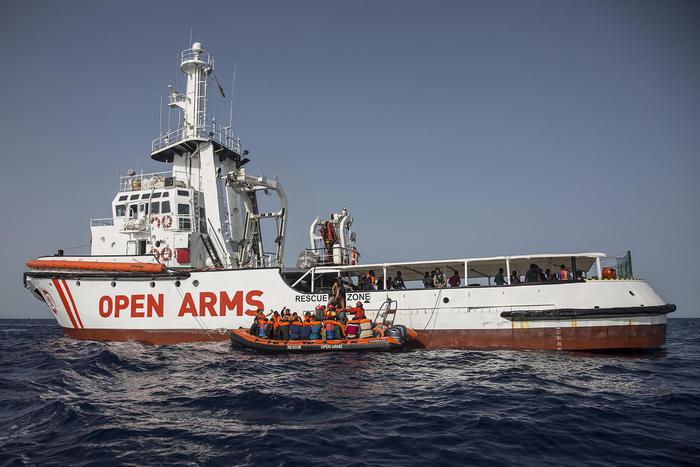La nave Open Arms durante un'operazione di soccorso.