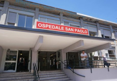 L'entrata dell'ospedale Sn Paolo, a Napoli.