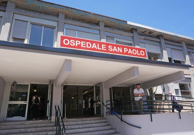 L'entrata dell'ospedale Sn Paolo, a Napoli.