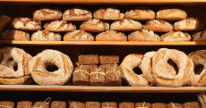Vari tipi di pane esposti in una panetteria