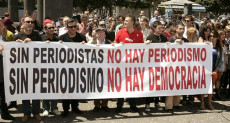 Una manifestazione di giornalisti colombiani con un manifesto contro la violenza.