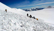 Tra le nevi sulla cima dell'Alpamayo