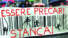 Dimostrazione di protesta di lavoratori precari con un cartellone con la scritta "Essere precari stanca"