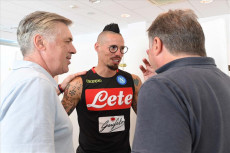 Ancelotti dà istruzioni ad Hamsik nell'allenamento del Napoli